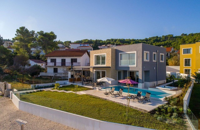 Beachfront Villa Grey Martini with Pool