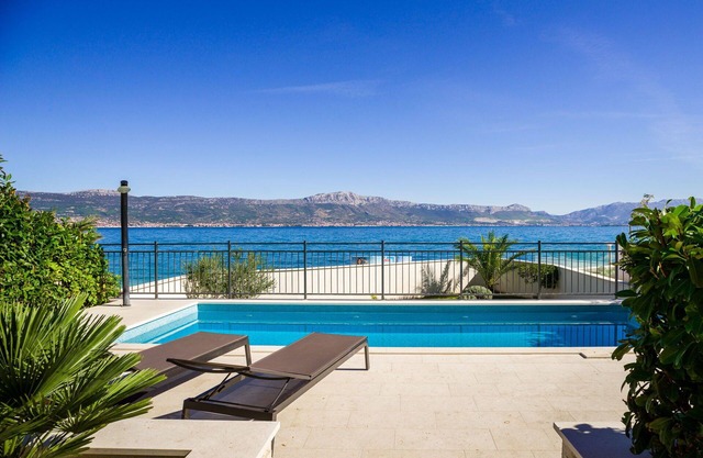 Beachfront Villa Lemonade with Pool III