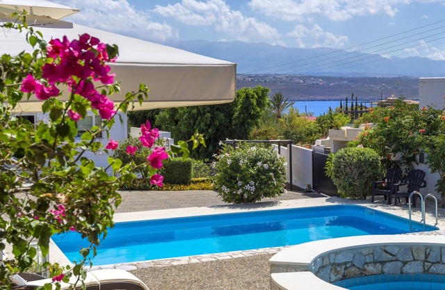 Beachfront Villa With private Adult & Baby Pool, full privacy through tall fence