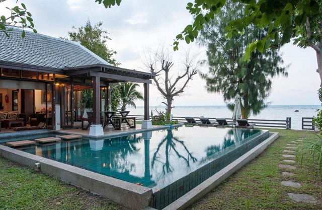 Beachfront Villa With Private Pool & Lovely Garden, Sleeps 5 adults + 4 kids