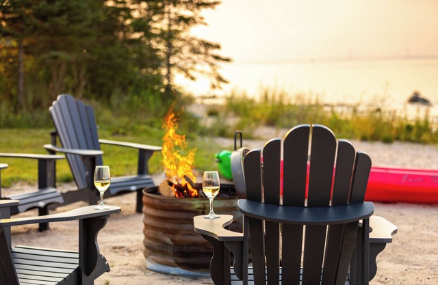 Beachfront w/Hot Tub, Kayaks, and Amazing views of the Mackinaw Bridge