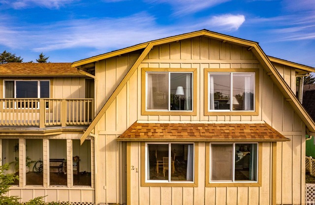 Beachfront with loft & fireplace in Copalis Beach.
