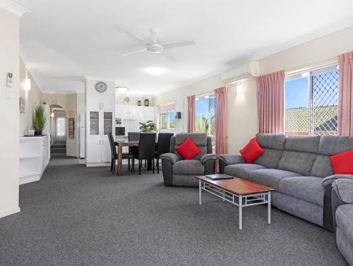 Beachside 2-Bed Apartment with Secure Parking