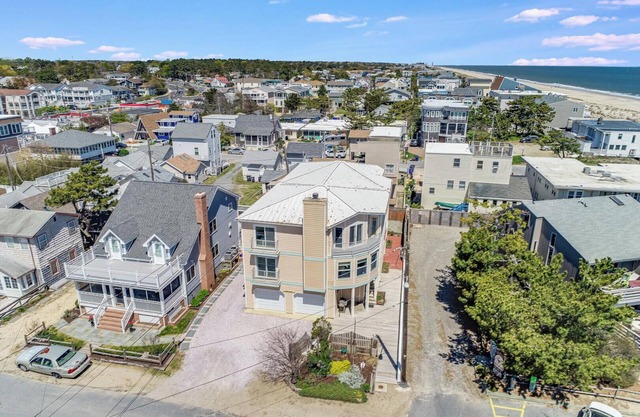 Beachside 4-Bedroom Retreat: Ocean Views, Gourmet Kitchen & Dog-Friendly