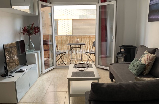Beachside Apartment - Sleeps 3, Balcony & Parking