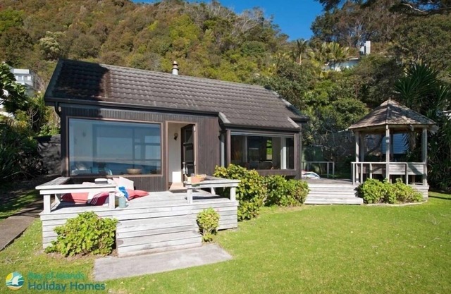 Beachside Bach - Long Beach - Absolute beachfront! Great family holiday home.