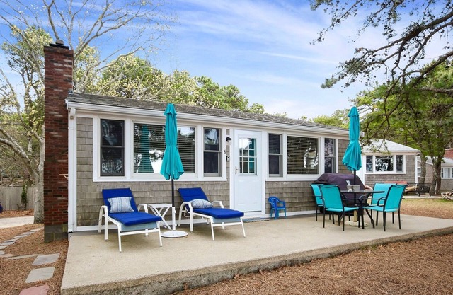 Beachside Bliss – Beautiful Cottage Steps from the Sea 🏖