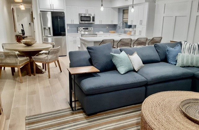 Beachside Dreams-Pet Friendly Condo 25yds from beach w heated pool, 2 parking sp