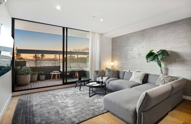 Beachside Gem: Gorgeous Views & Cafes Steps Away!