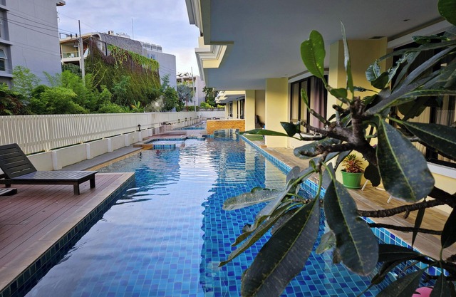 Beachside Gem with Lake, Cafes and more