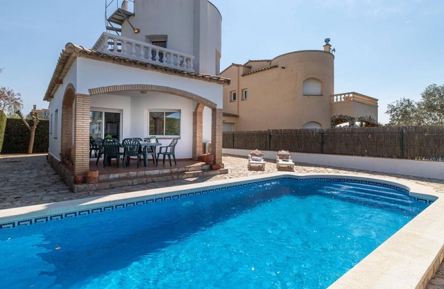 Beachside Haven with Pool, BBQ, WiFi & A/C – 200m from Sant Pere Pescador Beach