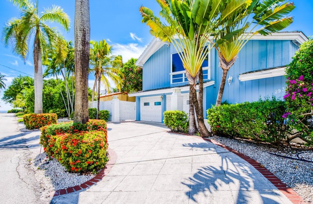 Beachside home w/ great location steps away from the sand