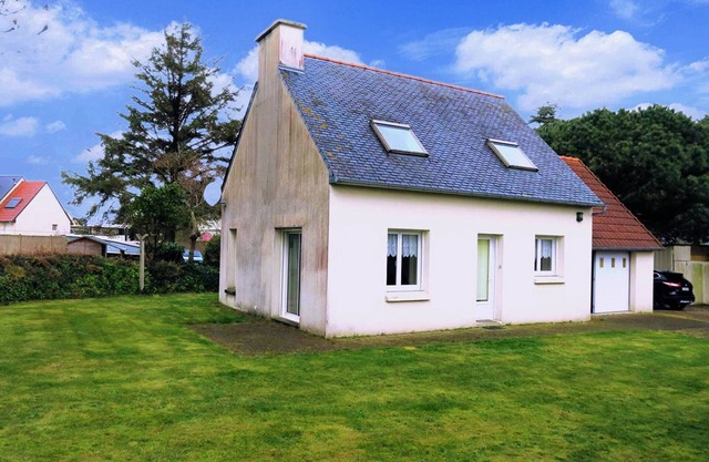 Beachside House with Garden & WiFi, 400m from Shore in Pleumeur-Bodou