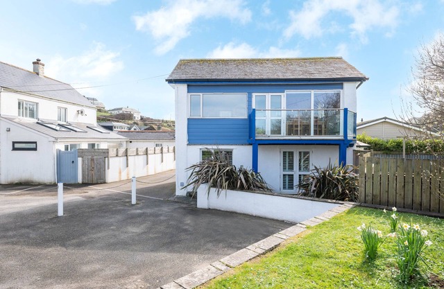 BEACHSIDE, pet friendly, country holiday cottage in Polzeath