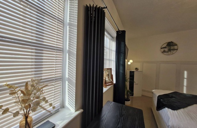Beachside Retreat - Pets Ok - Free Parking