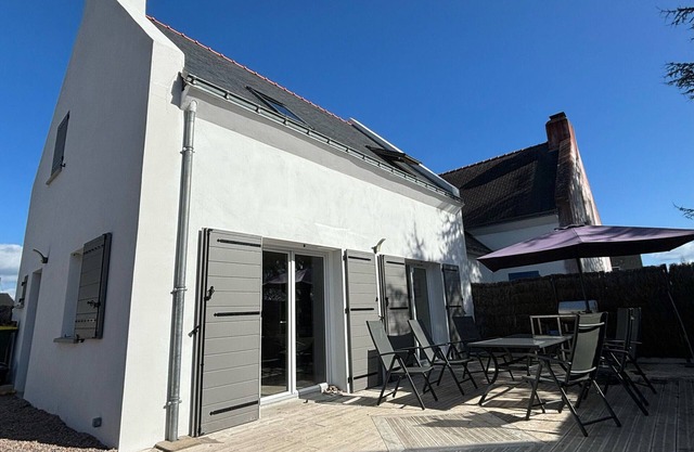 Beachside Retreat with Garden, Terrace & Bikes - 3BR, Sleeps 6, Near Shops & Beach