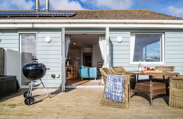 Beachside, Sea Views, Parking, Garden & log burner