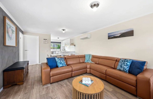 Beachside Torquay Unit: Walk to Surf, Food and Fun