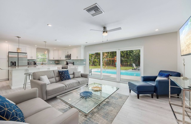 Beachside Private Pool/Yard Kid&Pet Friendly. 3 min from the Beach