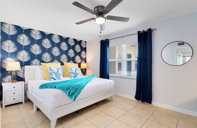 Beachside~ Walk to the beach, Pool, BBQ, Gym,Patio