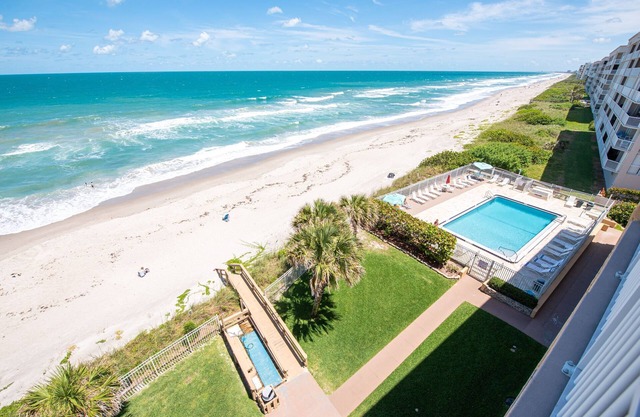 Beachside Comfort: 2-Bedroom/2-Bathroom Condo in Indian Harbour Beach Unit 604