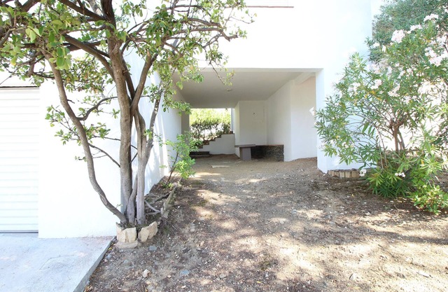 Beachside Villa with Garden, Terrace & WiFi, 100m from La Farella Beach in Llançà