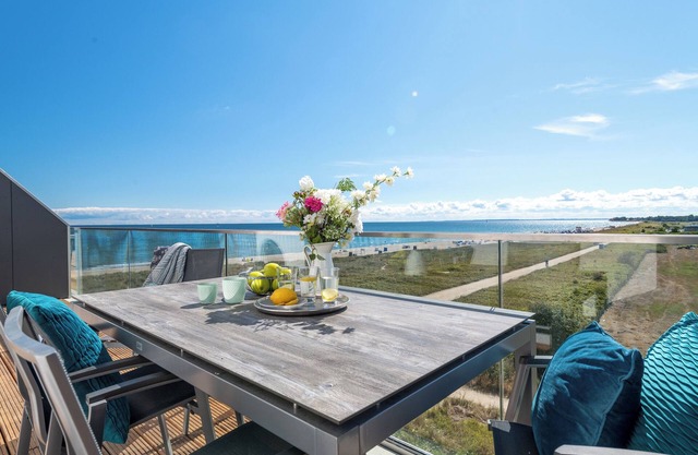 "BeachViewThree": Holiday apartment right on the beach with sauna, balcony & Baltic Sea view