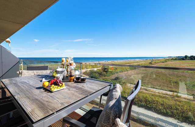 "BeachWaveOne": Holiday apartment right on the beach with sauna, balcony & Baltic Sea view