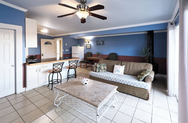 Beachwood Condos& Resort, Ocean Side Condo with 1 King Bed & Kitchen near beach
