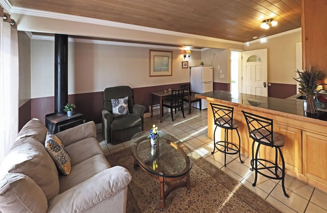 Beachwood Condos& Resort Ocean Side Condo with 2 Queen Beds & Kitchen near beach