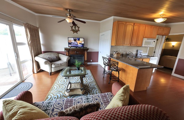 Beachwood Condos& Resort, Pool Side Condo with 1 King Bed & Kitchen near beach