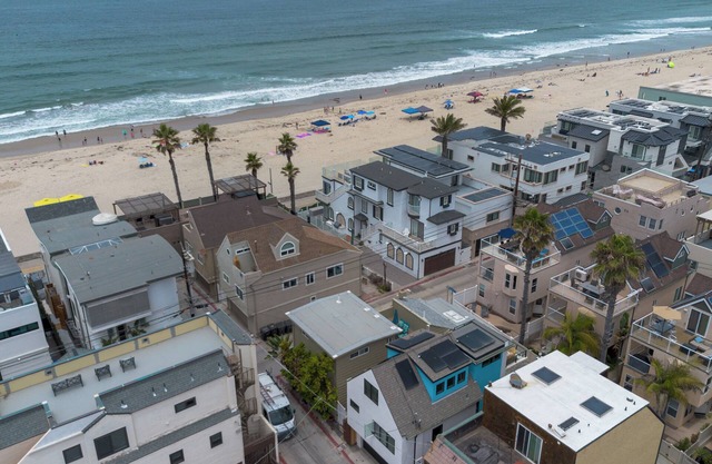 Beachy 2-bedroom, 2-bath Cottage in Mission Beach San Diego- 20 steps to Ocean