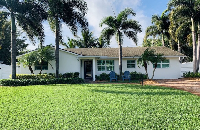BEACHY BUNGALOW. Within two miles of beaches/boat ramps. Book your WINTER stay!