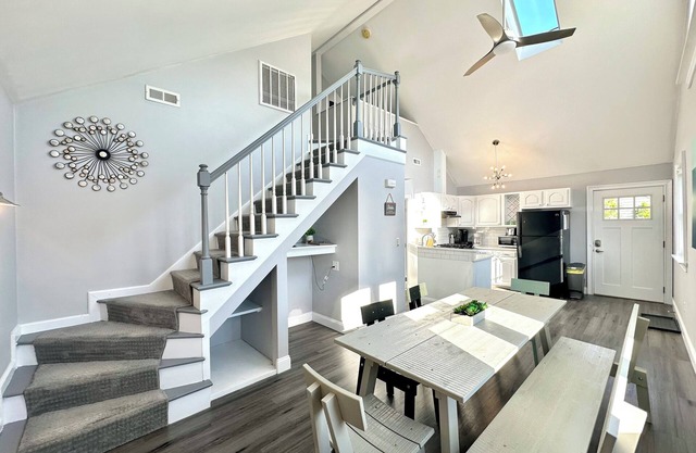 Beachy Second Floor Apartment Near Newport