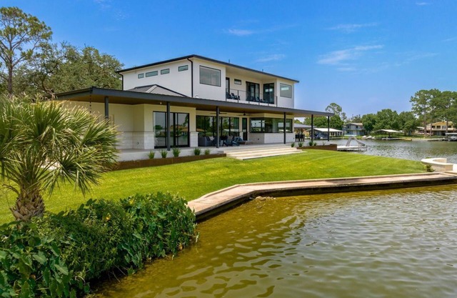 Beachy Vibes & 5-Star Comfort - Spacious Living, Gym, Pool & Pickleball Court