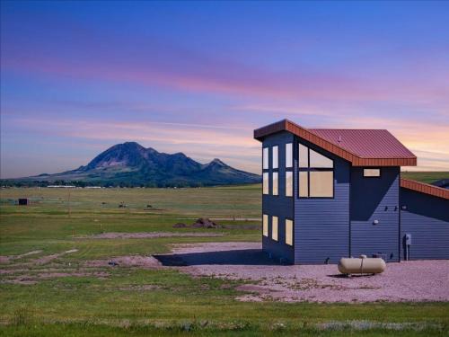 Bear Butte Luxury Retreat Hot Tub Stunning Views