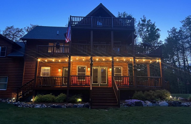 Bear Cabin - Waterfront - Huge Yard + Hot Tub - Peaceful Setting - EV Charger