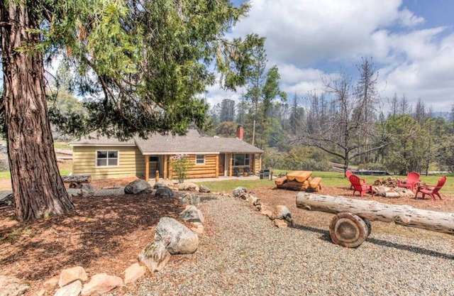 Bear Creek Cabin w/Hot Tub, Pets on 40 acres!