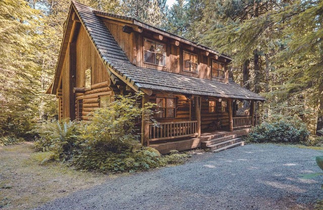 Bear Den Log Cabin - Classic Family Mountain Retreat, Fireplace, Dogs Welcome