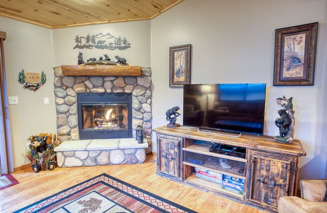 Bear Haven Family Friendly Show Low cabin w/WIFI, gas fireplace, A/C