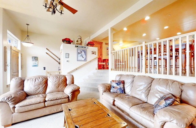 Bear Hollow Village Townhome | Pool, Gym & Private Hot Tub | Near the Slopes