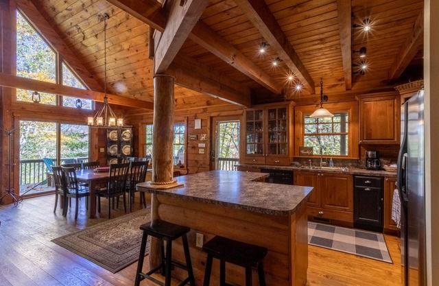 Bear Necessities - 4BR home in Banner Elk near ski slopes with a hot tub and pool table!