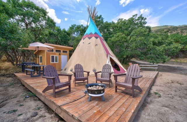 Bear Paw Den · Glamping Teepee w/King Bed sleeps 4 w/private pond