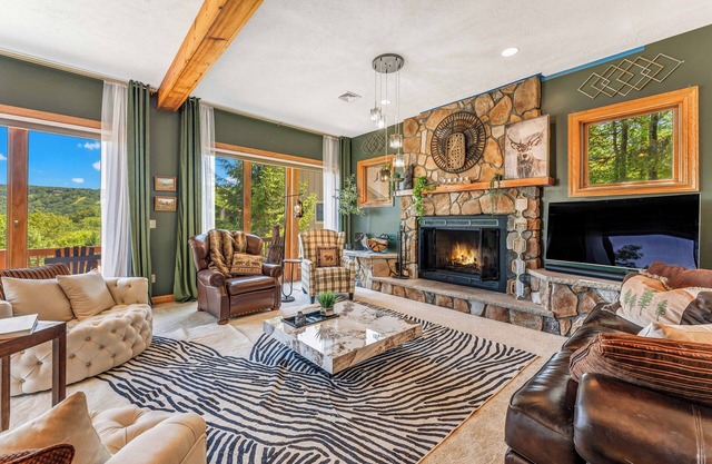 Bear Peak: Stunning Views, Indoor Hot Tub, 1 min. from Camelbeach