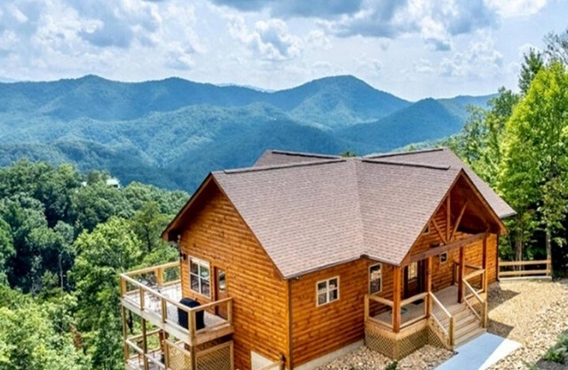 Bear Ridge (3-Bedroom Cabin) with Mountain view by RedAwning