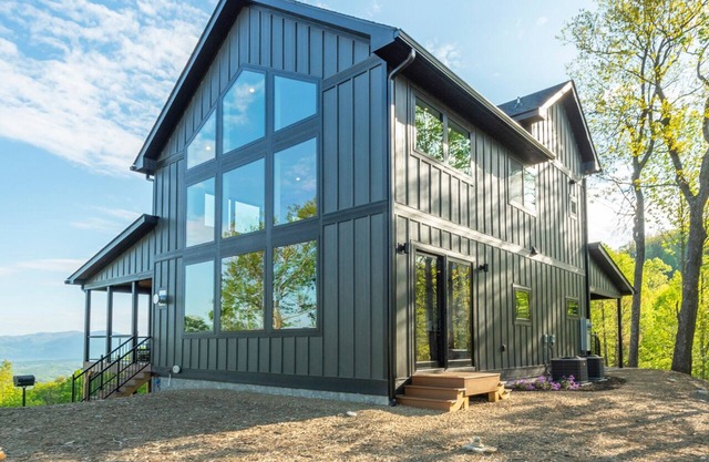 Bear Ridge Retreat | Pet-Friendly New Build with VIEWS!