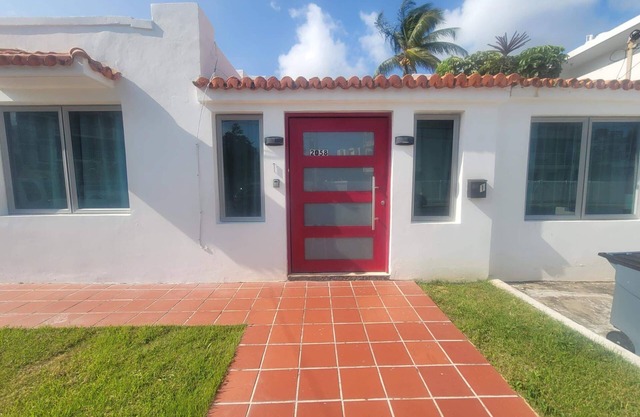 BEAR - Spacious 3BD 2 blocks from the beach CE1