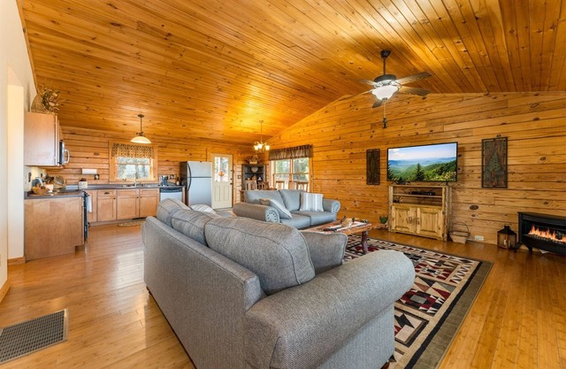 Bearadise Log Cabin | 2 Bed, 2 Bath