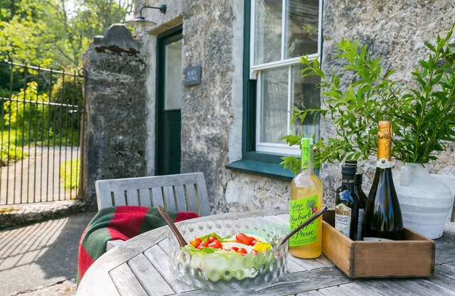 Bears Cottage - a remote that sleeps 5 guests in 2 bedrooms