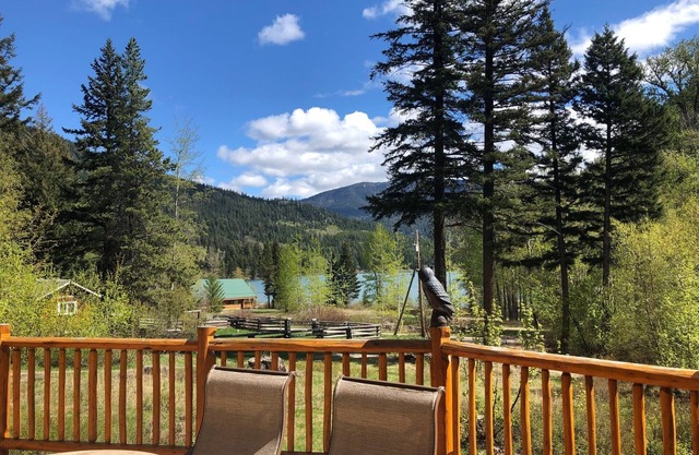 Bears Den - A gorgeous lake view log cabin surrounded by breathtaking scenery!
